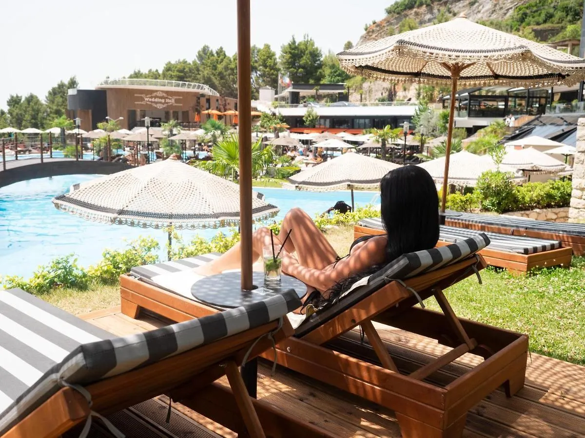 Select Hill Resort Tirana 3*,