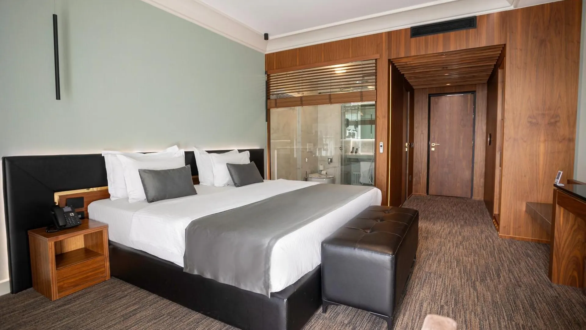 Select Hill Resort Tirana 3*,